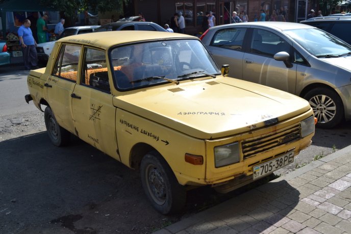 На вулицях Ужгорода виявили "веселий" автомобіль – 07