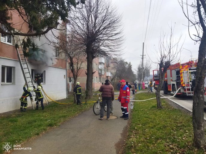 У Мукачеві під час пожежі врятували 7 людей – 04