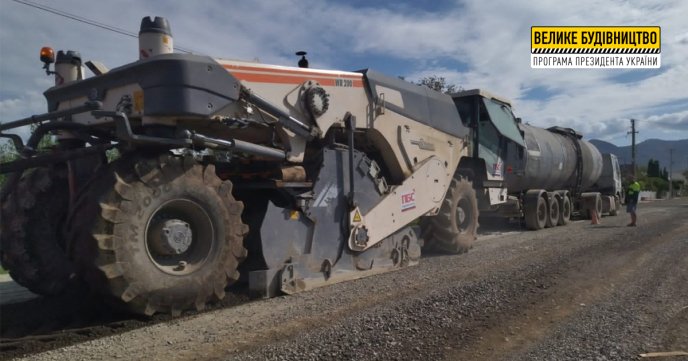 Поблизу відомого закарпатського санаторію ремонтують дорогу – 03