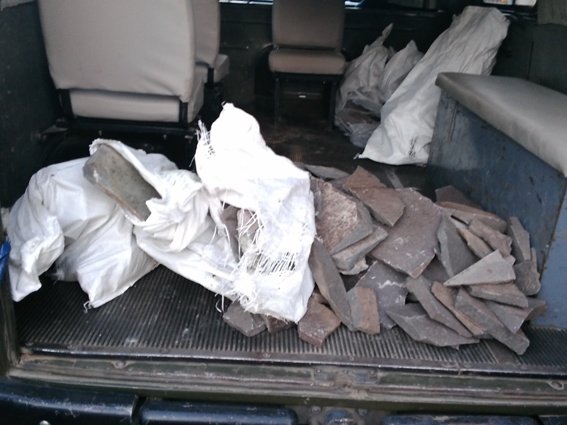 Біля Чорної Гори на Виноградівщині зловмисники навантажили в автомобіль 5 кубометрів бутового каменю – 04