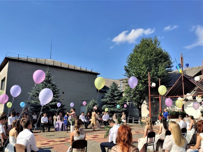У Мукачеві вручили атестати випускникам – 02