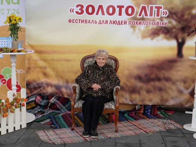 Салон краси просто неба: в Ужгороді зробили подарунок для людей похилого віку – 25 Салон краси просто неба: в Ужгороді зробили подарунок для людей похилого віку – 25