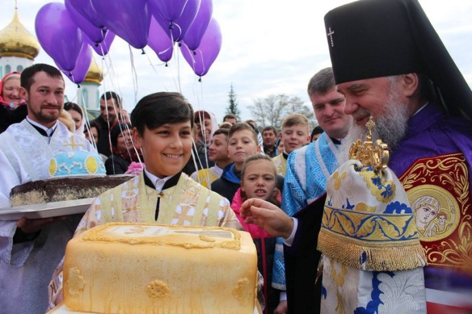 Архієпископу Феодору – 50: іменинника вітали перед богослужінням на Червоній горі – 06
