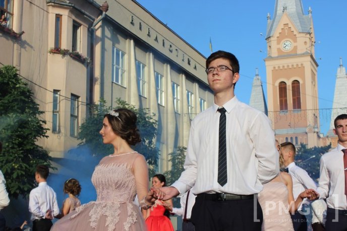 Мукачівські випускники станцювали прощальний вальс у центрі міста – 32