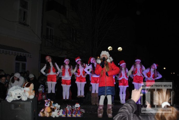 У Мукачеві урочисто запалили святкові вогні головної ялинки міста (ФОТО, ВІДЕО) – 08