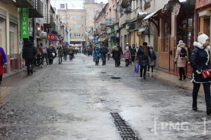 Одна з центральних вулиць Мукачева перетворилась на суцільну калюжу – 30