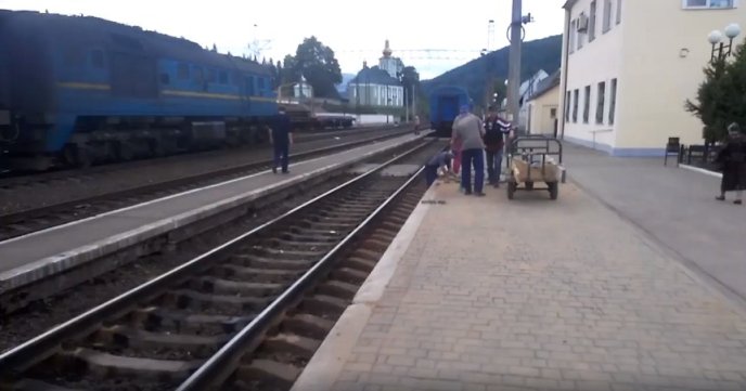 Вокзал у Воловці чепурять до приїзду Порошенка, – соцмережі – 07