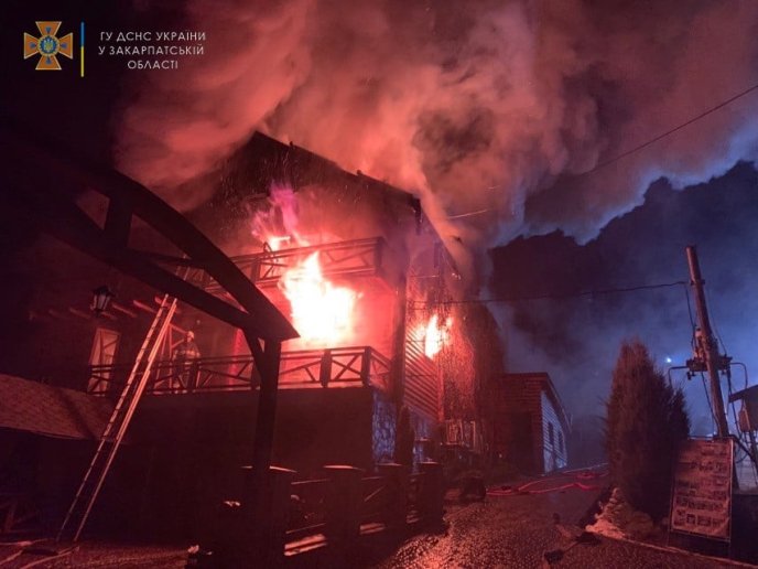 Рятувальники показали фото нищівної пожежі в готелі – 02
