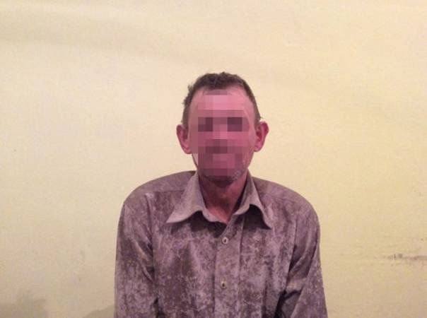 Нічна різанина у Мукачеві: п’яний гість вдарив ножем власника будинку, опісля втік на таксі – 03