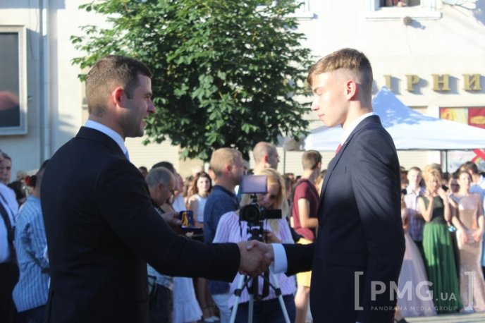 У Мукачеві нагородили випускників-медалістів – 40