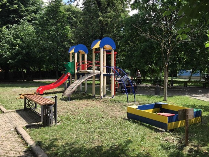 На одній із вулиць Мукачева встановлюють новий дитячий майданчик – 04