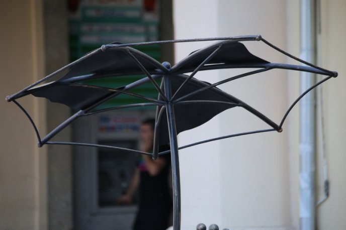 У центрі Мукачева встановлюють незвичну лавицю – 05