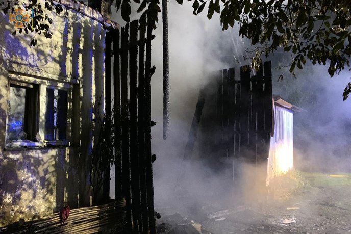 Велика пожежа на Закарпатті: згоріли три автомобілі та значна площа покрівлі – 03