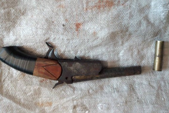 Жителі трьох районів Закарпаття здали в поліцію зброю – 03