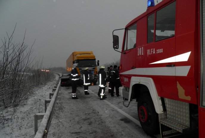 На трасі Київ-Чоп мукачівець на "Жигулях" врізався у вантажівку (ФОТО) – 01
