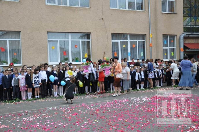 Свято "Останнього дзвоника" зібрало у Мукачівській ЗОШ №7 багато гостей (ФОТОРЕПОРТАЖ) – 02