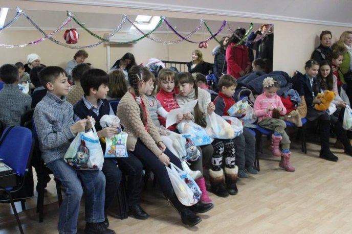 Діти переселенців зі Сходу отримали подарунки до Різдва – 14