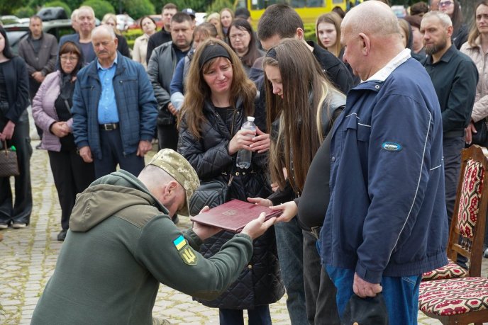 Поховали закарпатця, який загинув, залишаючись до кінця вірним військовій присязі – 02