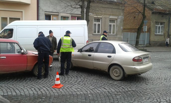 На вулиці Ярослава Мудрого у Мукачеві зіткнулись "Жигулі" та "Дейво" – 02