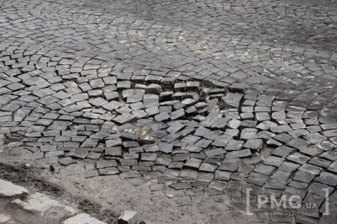 Яма на ямі: дороги Мукачева вкриті вибоїнами – 09