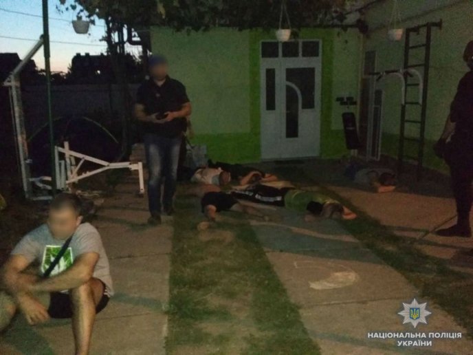 Поліція виявила наркопритон: усі подробиці – 04