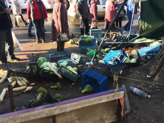 В Ужгороді біля ринку "Білочка" автомобіль "влетів" у торгові ряди з продавцями – 01 В Ужгороді біля ринку "Білочка" автомобіль "влетів" у торгові ряди з продавцями – 01
