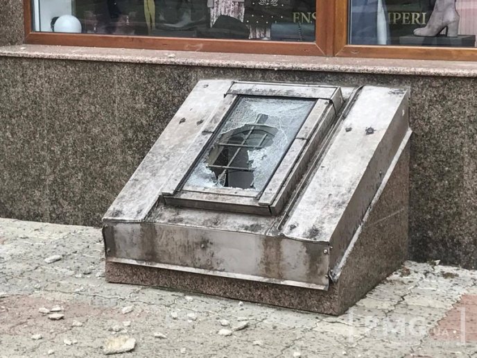 У центрі Мукачеві з будівлі впав великий шматок штукатурки – 02 У центрі Мукачеві з будівлі впав великий шматок штукатурки – 02