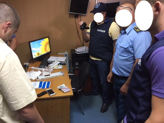 Начальника відділу митного посту "Вилок" затримали під час отримання хабара – 04