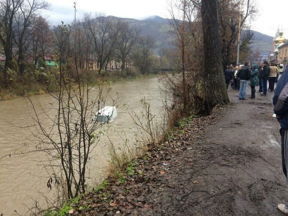 20-річний юнак, який у Рахові потрапив у моторошну ДТП, перебуває у реанімації – 02