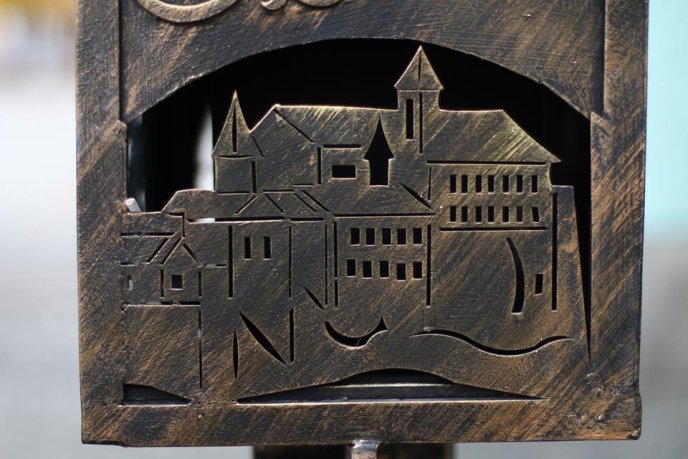 У Мукачеві біля ратуші з’явилась кована поштова скринька – 05