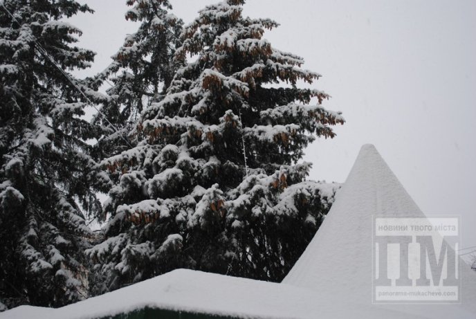 Мукачево у сніговому полоні: комунальники відкопують місто (ФОТО) – 05