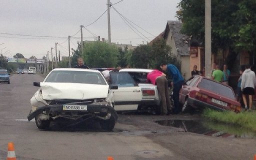 В Ужгороді потрійна ДТП: зіткнулись дві іномарки та ВАЗ (ФОТОФАКТ) – 01