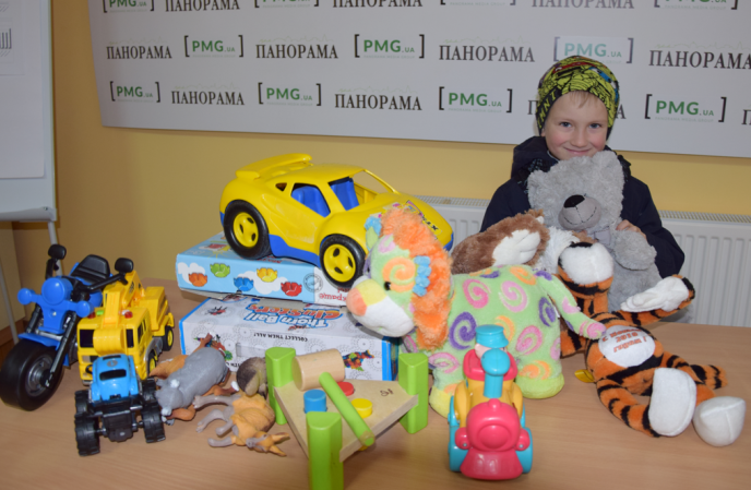 Робити добро легко: небайдужі вже принесли перші подарунки для діток – 02