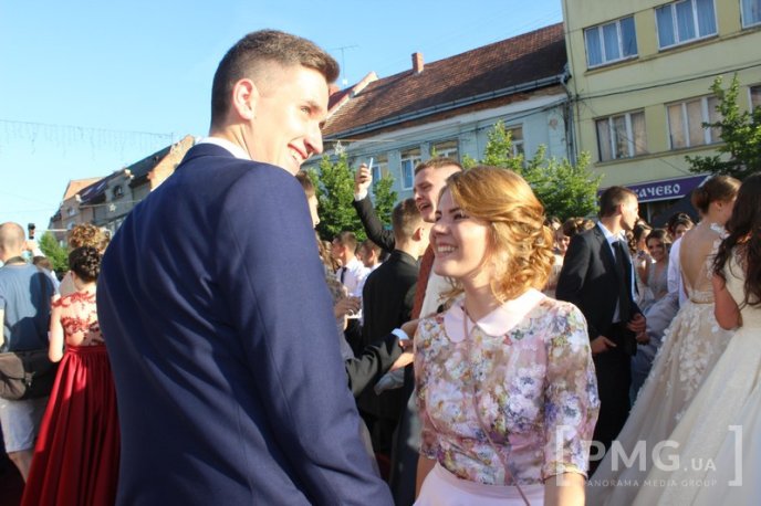 Мукачівські випускники станцювали прощальний вальс у центрі міста – 19