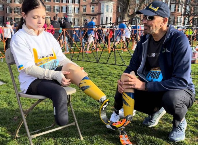 «Наша гордість»: 12-річна українка пробігла Бостонський марафон на протезах – 05