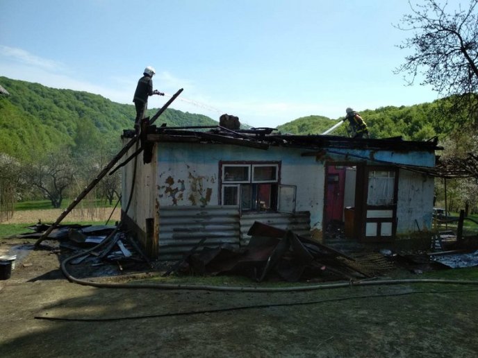 Чоловік згорів живцем у власній оселі: рятувальники розповіли подробиці – 02