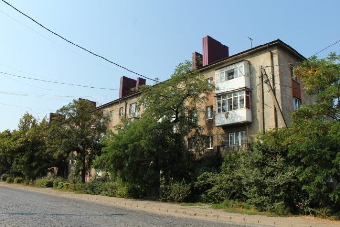 На вулиці Берегівській у Мукачеві завершують ремонтувати дах багатоповерхівки – 02