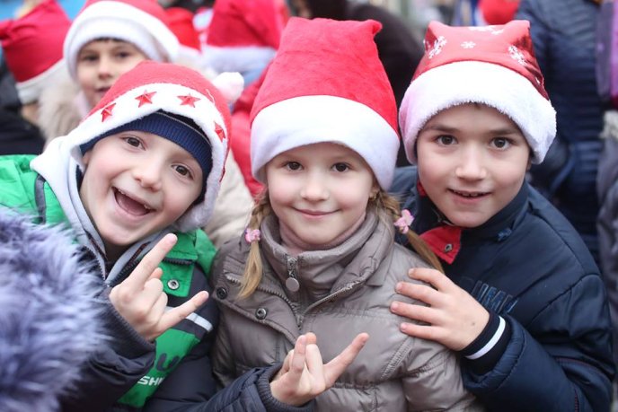 В Ужгороді "католицькі" миколайчики привітали містян зі святом – 15