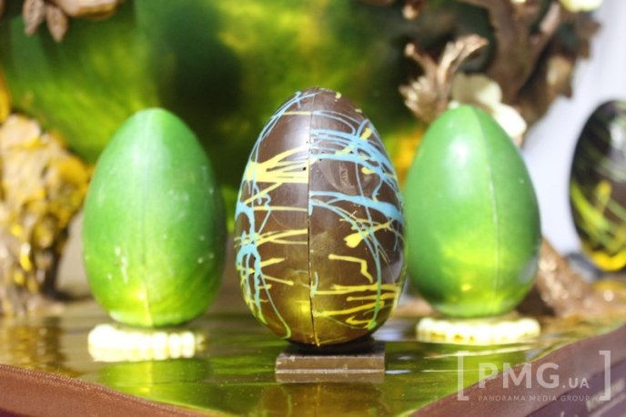 У Мукачеві відкрили виставку велетенських шоколадних писанок – 05