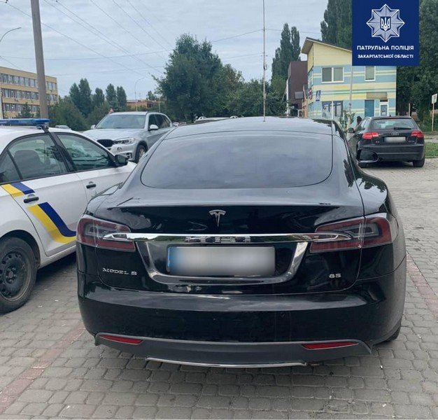 В Ужгороді п’яний водій в’їхав в авто Tesla – 04