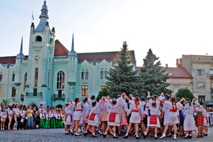 У Мукачеві офіційно відкрили дитячо-юнацький фестиваль "Смарагдові витоки" – 11