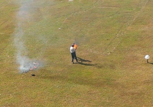 Перед будівлею Закарпатської ОДА намагав себе спалити чоловік (ФОТО, ВІДЕО) – 01