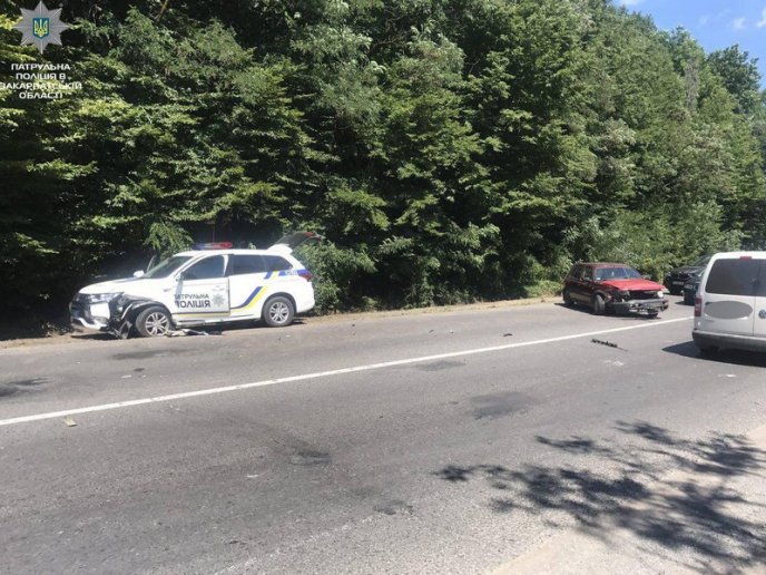 На трасі Київ-Чоп зіткнулися три машини. Серед них і авто поліції – 02