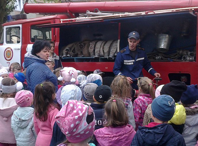 Чопські діти завітали в гості до місцевих рятувальників – 02 Чопські діти завітали в гості до місцевих рятувальників – 02