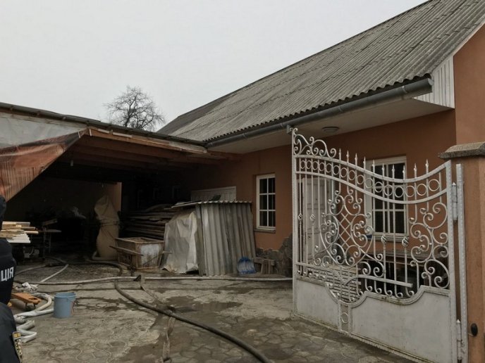 8 вогнеборців гасили пожежу на підприємстві – 02