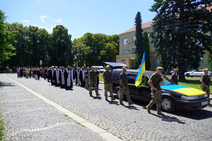 В Ужгороді поховали морпіха, який поліг у бою з окупантами на Донеччині – 04 В Ужгороді поховали морпіха, який поліг у бою з окупантами на Донеччині – 04
