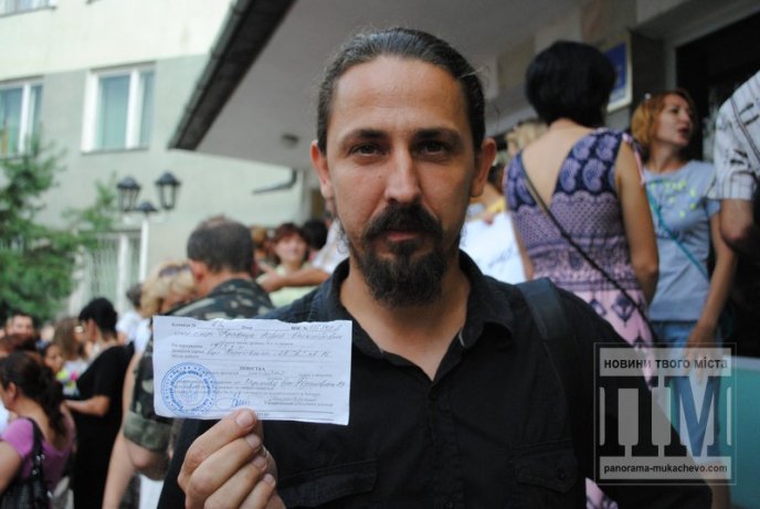 Сьогодні Мукачево мітингувало: сотні жінок перекрили дорогу та вимагали не забирати чоловіків у армію (ФОТО) – 10