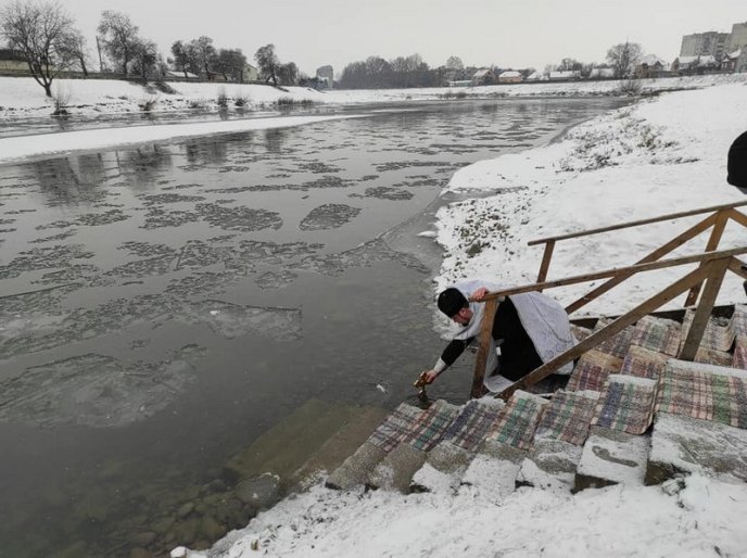 Як мукачівці на Водохреще у Латорицю пірнали – 04