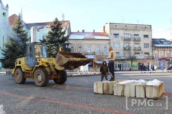 У Мукачеві встановлюють головну новорічну ялинку міста, яка буде штучною – 06 У Мукачеві встановлюють головну новорічну ялинку міста, яка буде штучною – 06