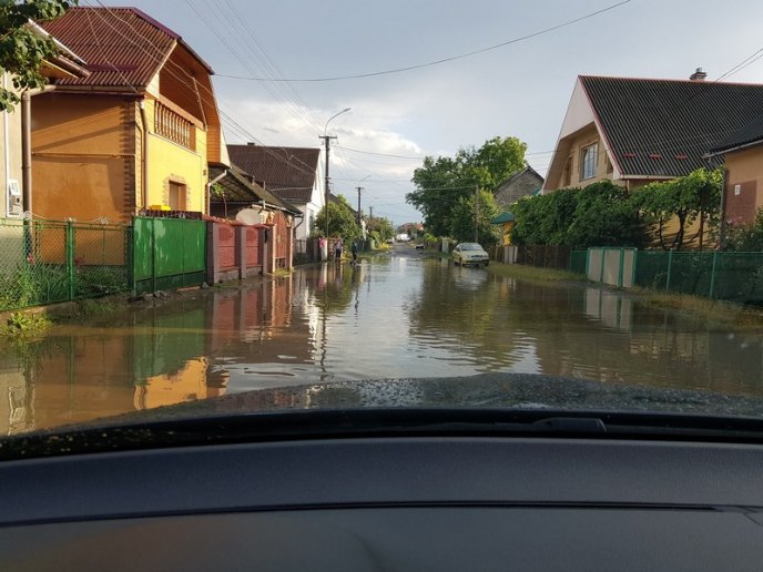 "Думаємо про гондоли", – в мережі опублікували наслідки сьогоднішньої зливи на Закарпатті – 02